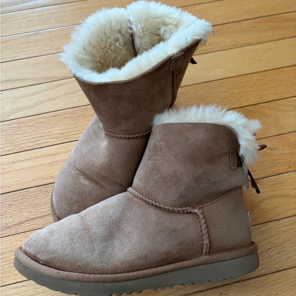 UGG Kids Mini Bailey Bow boots - size 4